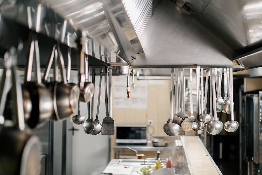 厨房にぶら下げられた調理器具