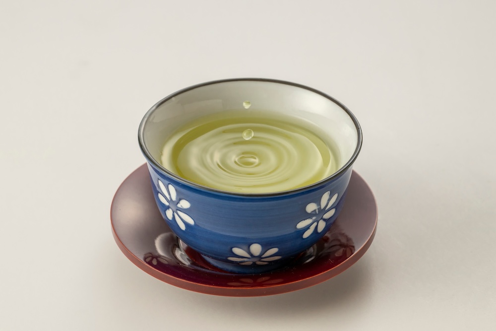 湯呑みに入ったお茶