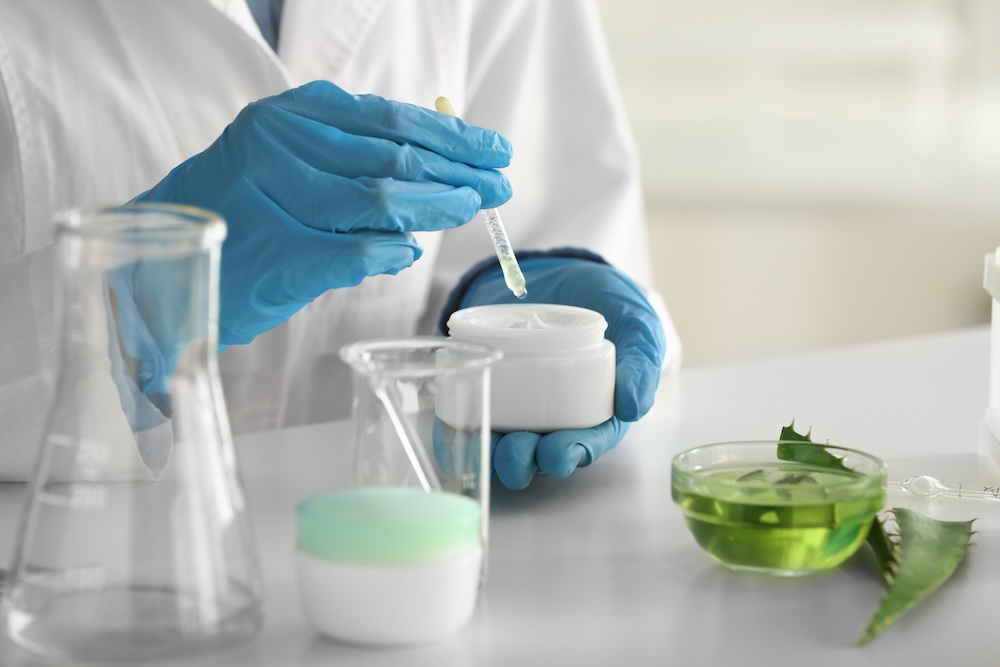 お茶の研究をする研究員