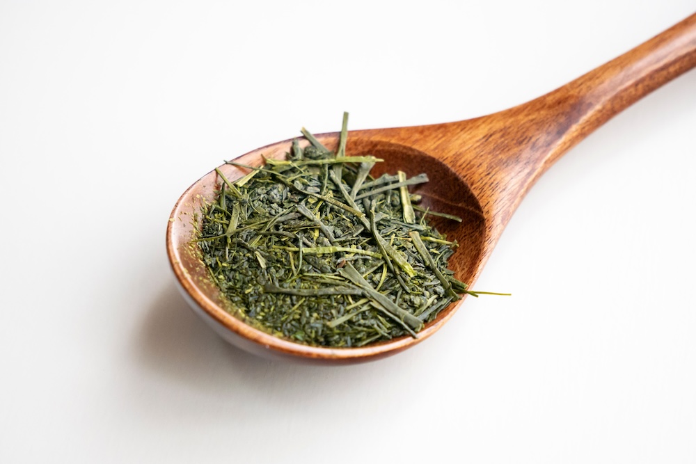 スプーンに載ったお茶の葉