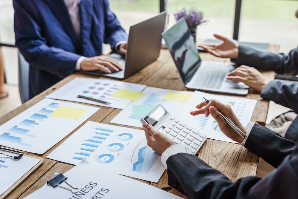 データを分析する社員達