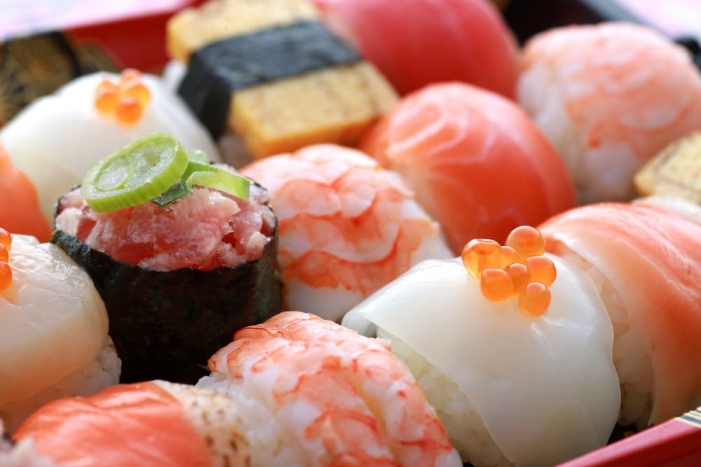 寿司が並んだお皿