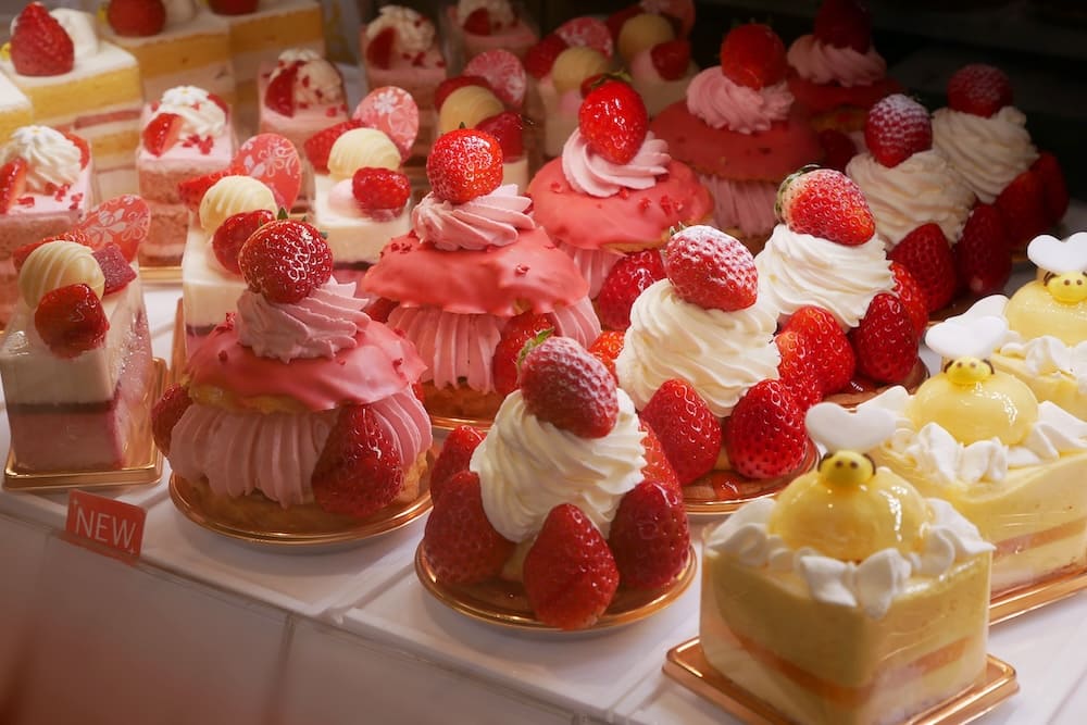 ショーケースに並んだ様々な種類のケーキ