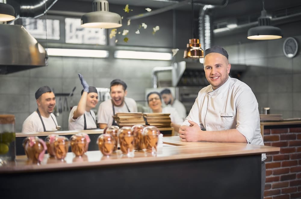 笑顔の店長と働いている従業員