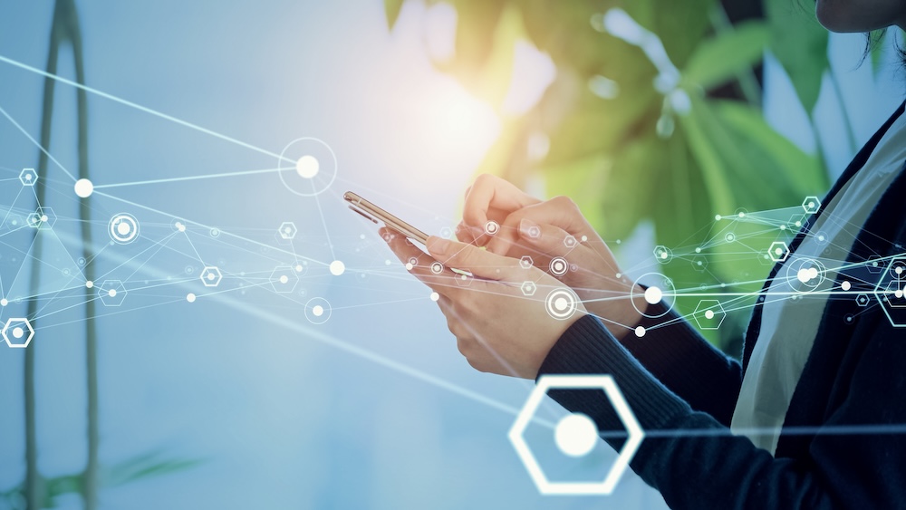 スマホを操作する女性の手元