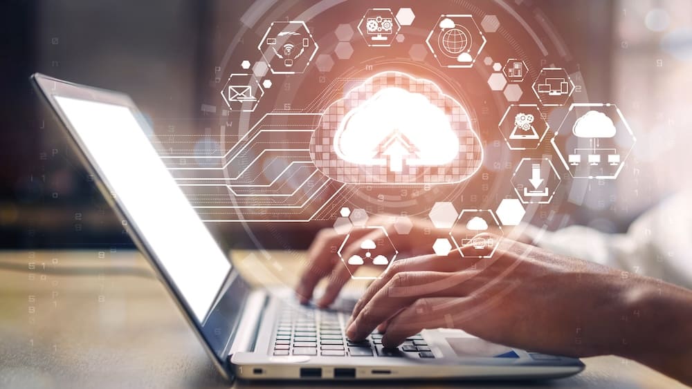 パソコンの周りにITのアイコン