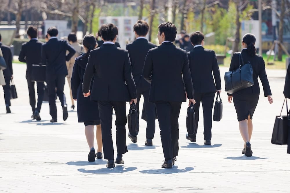 リクルートスールを着た新社会人の後ろ姿