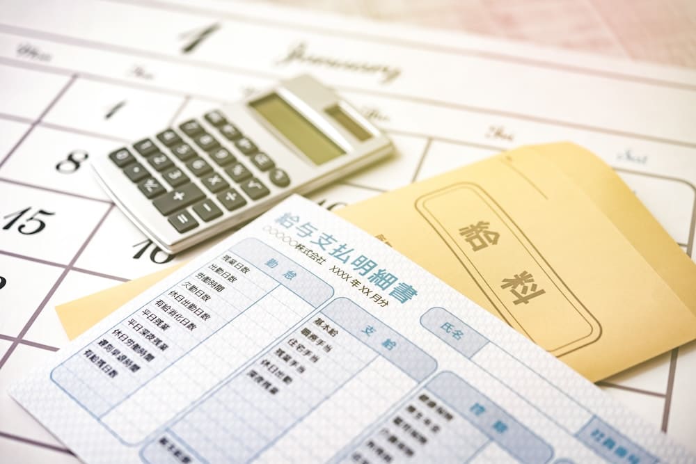 給与袋と電卓と給与明細