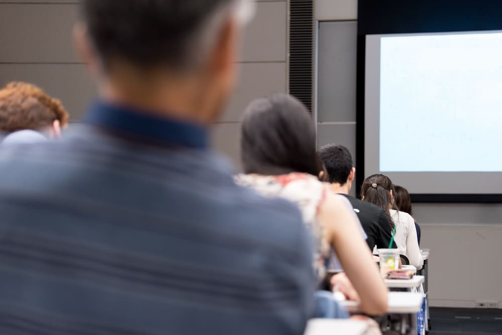老若男女の試験会場