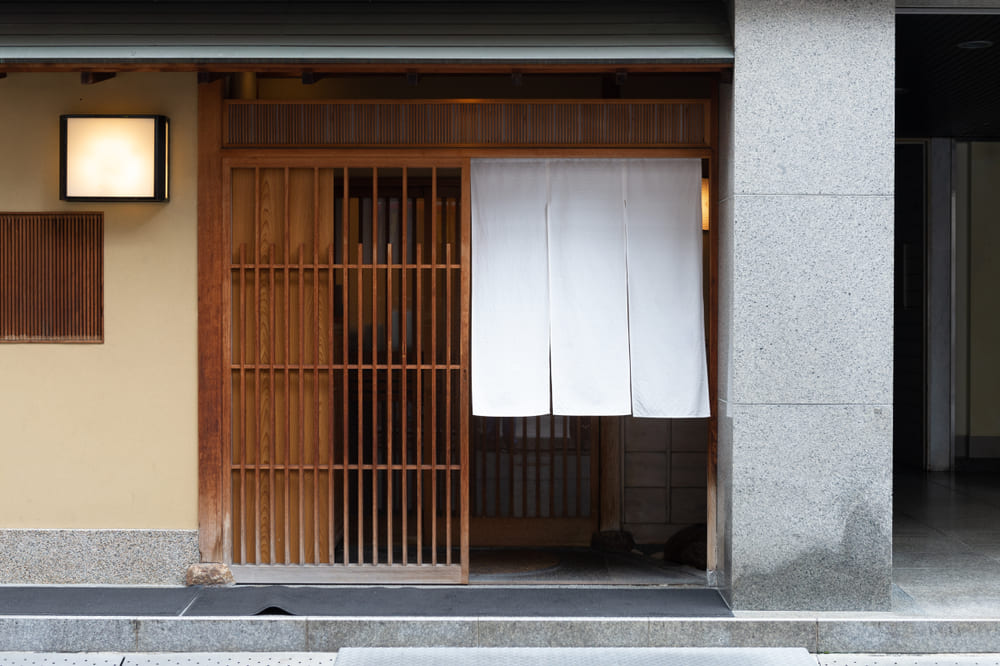 のれんのぶら下がったお店