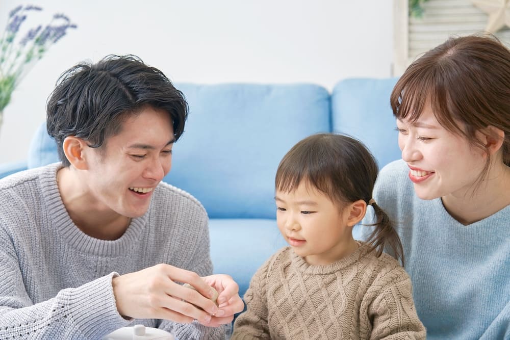 リビングで遊ぶ家族