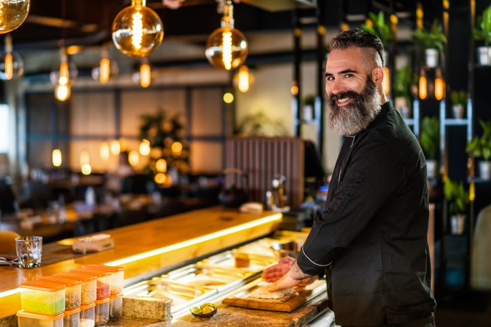 外国人の笑顔の寿司職人