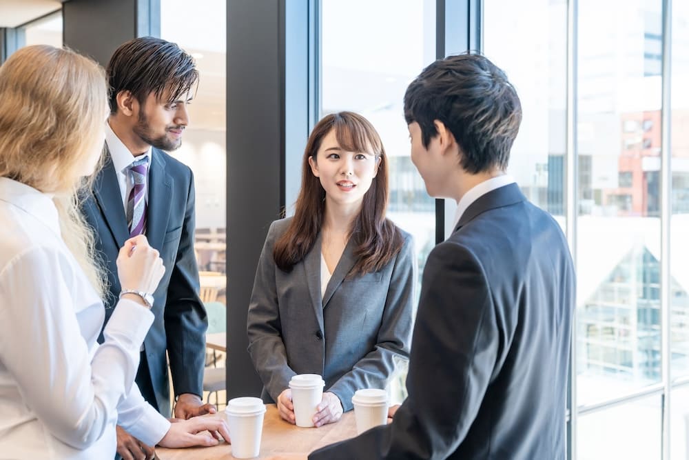 外国人と会話する日本人