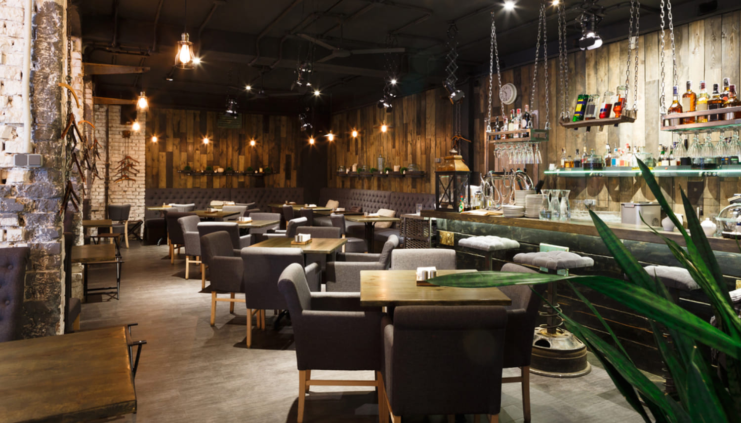 レストランの少し暗い店内