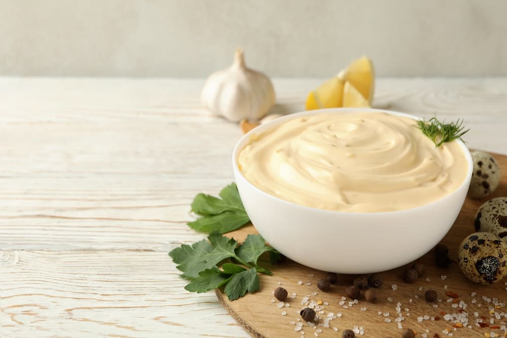 お皿に盛られたマヨネーズ