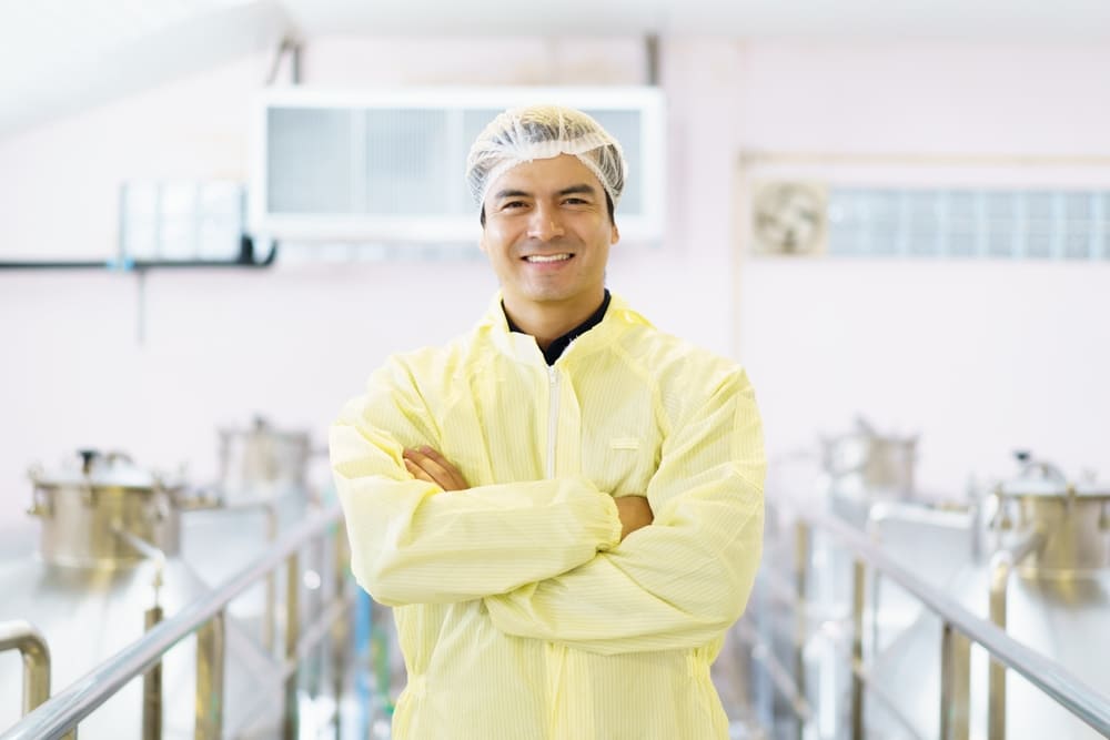 黄色の作業服を着た腕を組む男性