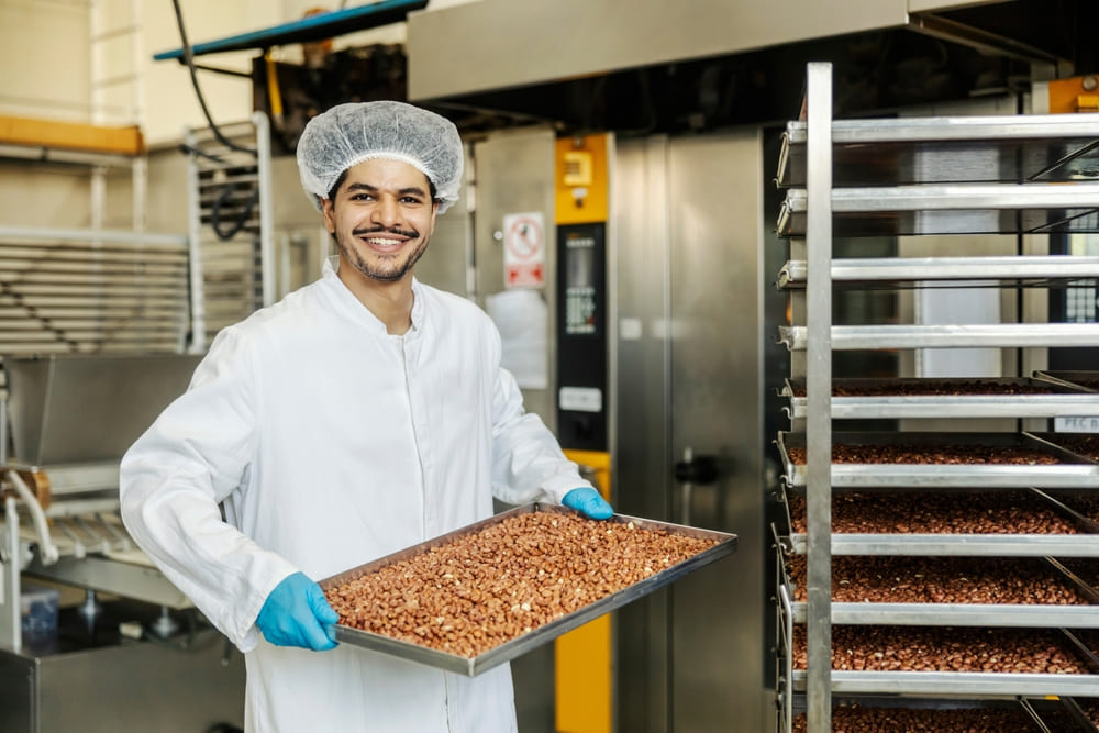 製造された食品を持つ笑顔の男性