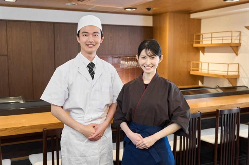 笑顔で日本料理店で働く従業員