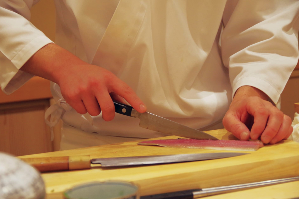 魚をさばく寿司職人の手元
