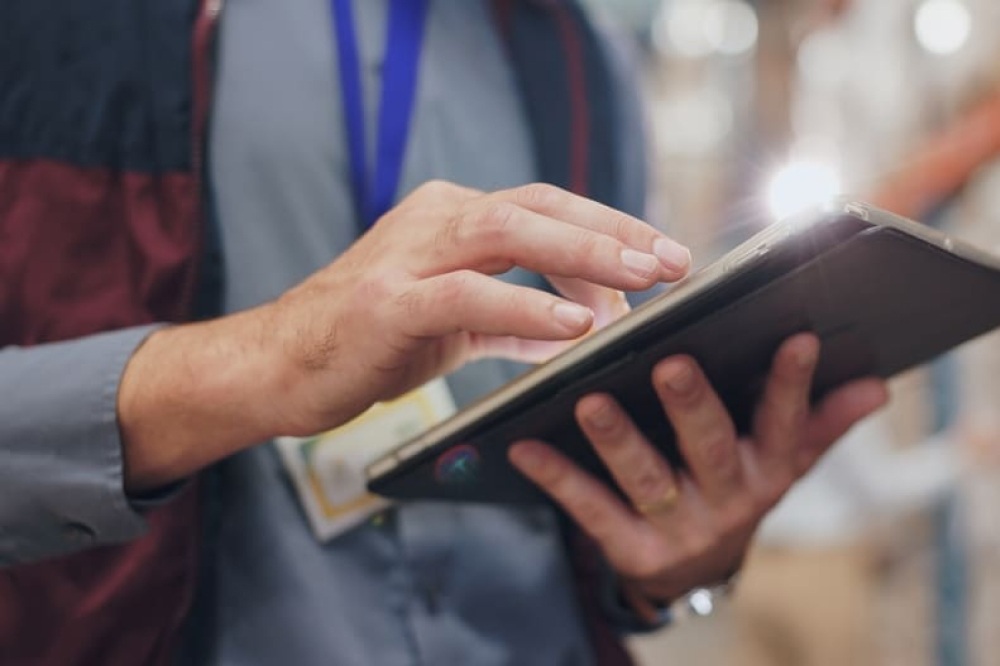 パッケージ、在庫、在庫管理のための倉庫でのタブレット、手、およびロジスティクス。