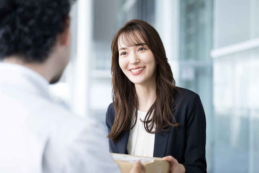 スーツをきて（笑）×日本人女性