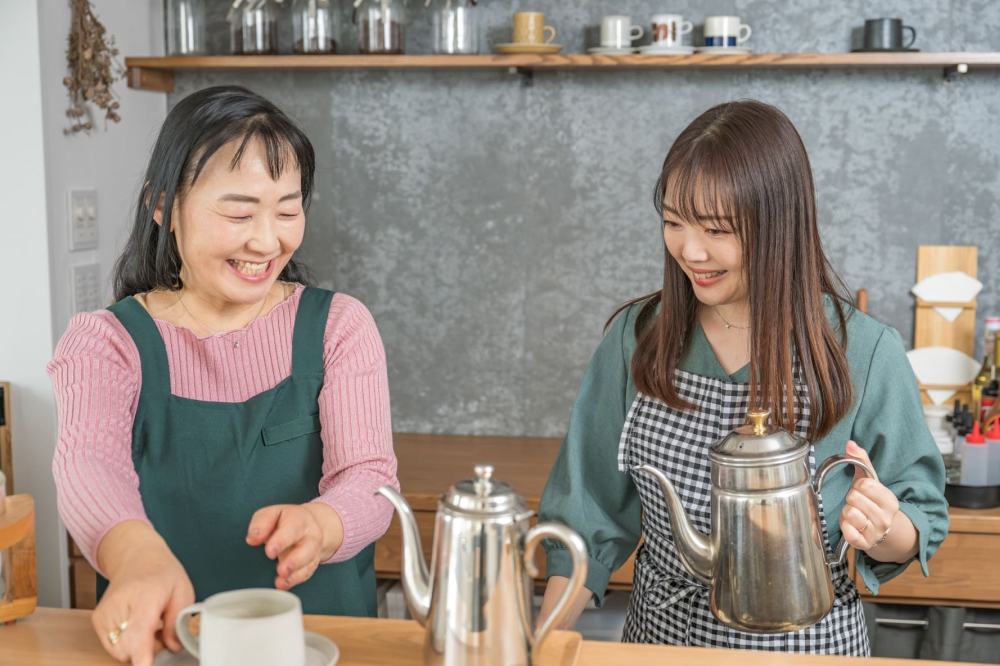 カフェで働く二人の女性