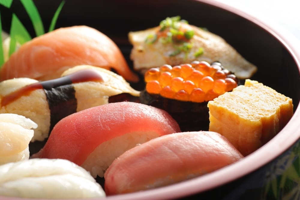 桶に並べられたお寿司