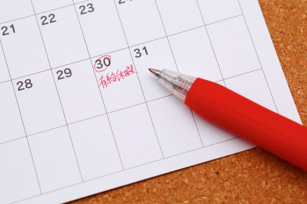赤丸で数値を囲い有給休暇と書かれたカレンダー