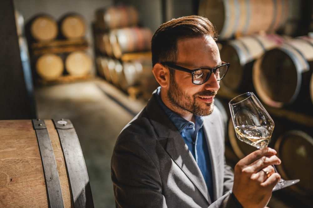 ワイナリーでワインの香りをかぐ男性