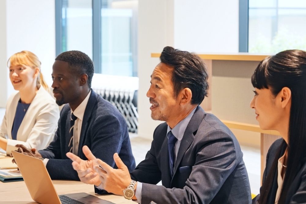 会議を開く多国籍ビジネスの人々のグループ