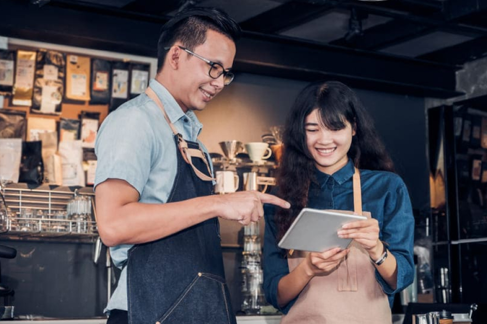 タブレットで研修をしているバリスタスタッフ