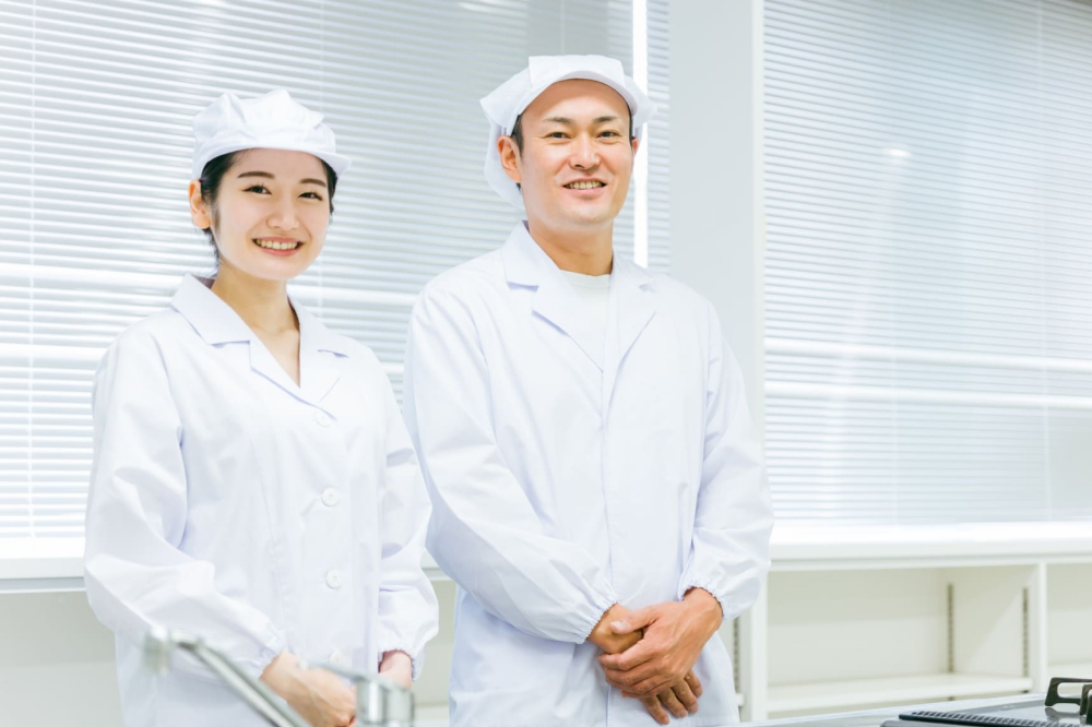 食品系の仕事をする男女