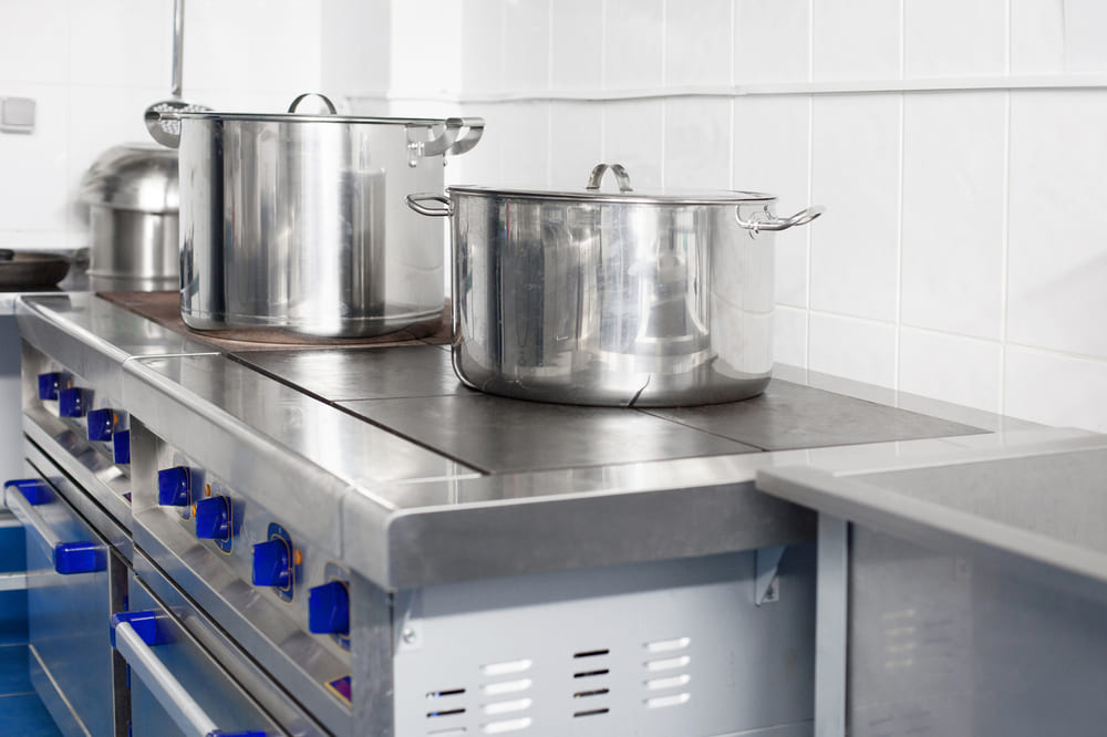 コンロに並ぶ大きい鍋