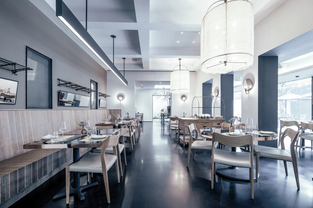 モダンでエレガントなダイニングエリアを見せる美しくデザインされたレストランのインテリア。