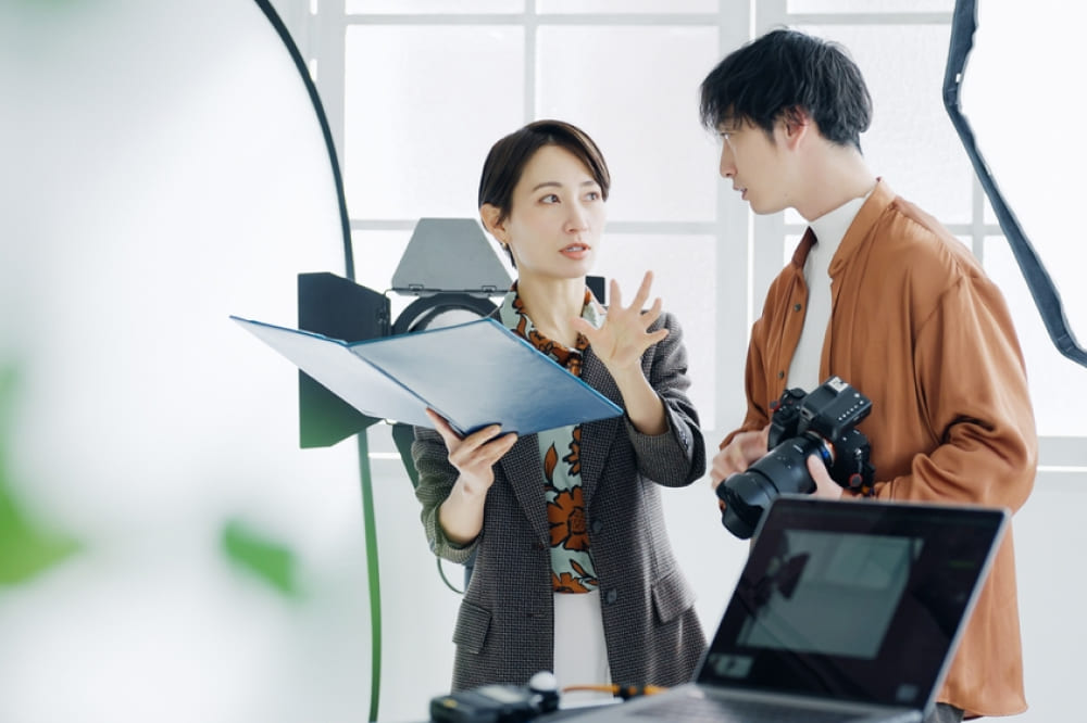 男性フォトグラファーと女性デザイナー