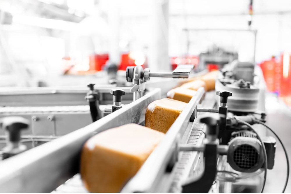 自動化された製造ラインベーカリーで、新鮮な熱焼きパン。