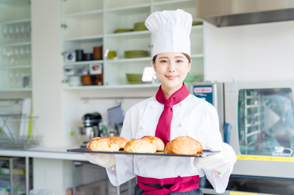 パンを焼く若い女性