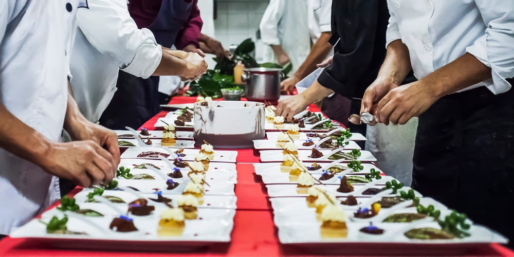 プロフェッショナル厨房で食に関するコラボレーションを行う料理人